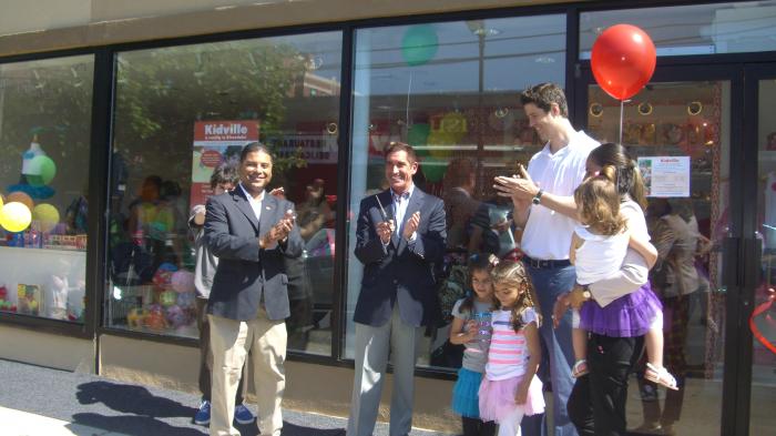 State Senator Jeff Klein just cut the ribbon for Kidville's Grand Opening!