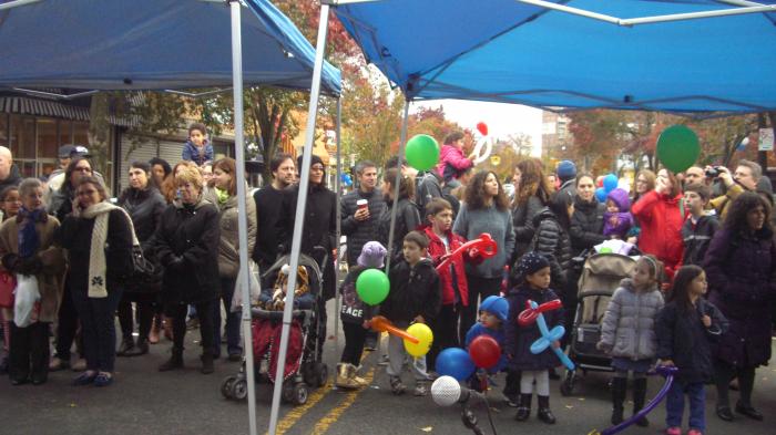 Crowd formed to wait for the performance by the Riverdale Children's Theatre